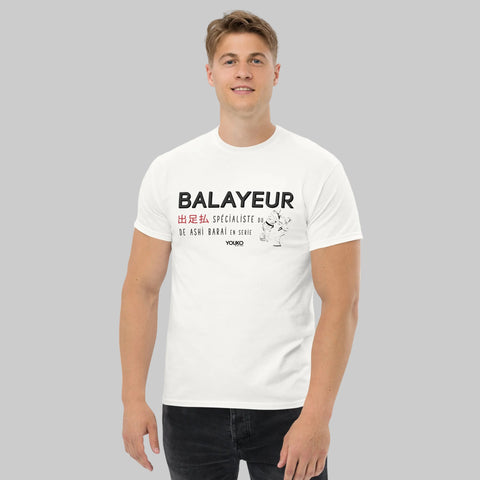 T-shirt judo blanc homme porte, illustration balayeur, style lifestyle
